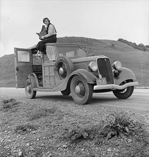 Dorothea Lange at work in the 1930s. Reproduced courtesy Library Of Congress 8b27245a.